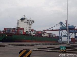 Kapal Raksasa Perdana Bersandar di Pelabuhan Panjang Lampung
