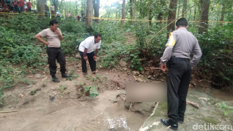 Mayat Perempuan Ditemukan Membusuk di Hutan Lamongan Mayat Perempuan Ditemukan Membusuk di Hutan Lamongan