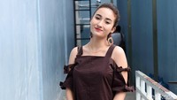 Naomi tampil menawan dengan dress coklat yang menunjukan bahunya itu. Pool/Noel/detikFoto.