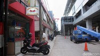 Begini suasana pertokoan di sepanjang jalan yang dilintasi jalur MRT.