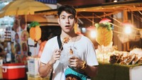 Meski bertubuh tegap, Kris termasuk pria yang doyan jajan dan kulineran. Saat menyambangi Thailand saja, ia tidak melewatkan kelezatan street food di sana. Foto: Instagram krisjianabah