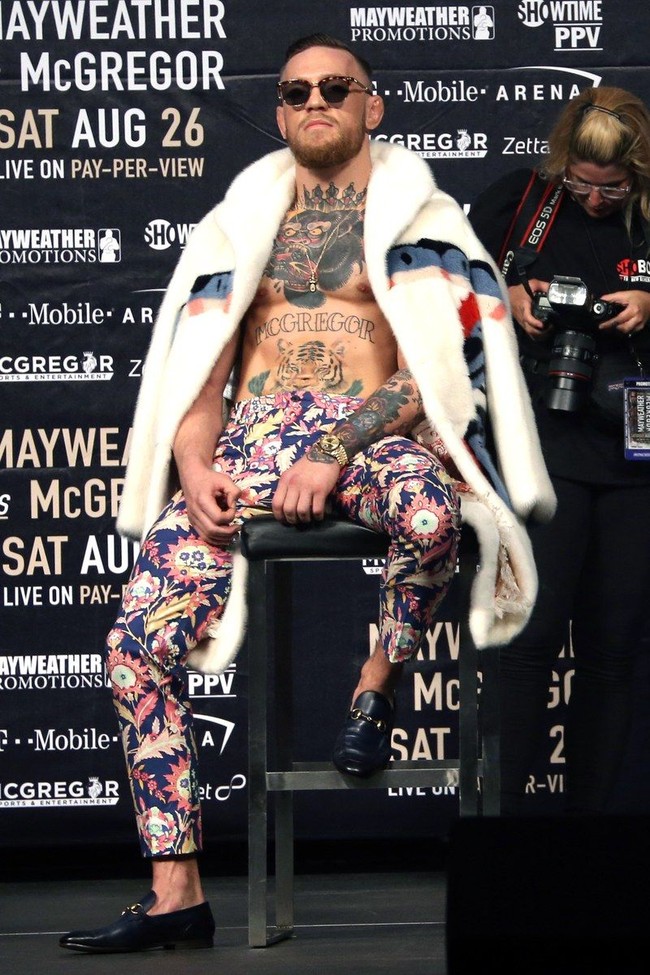 Selain setelan, yang juga jadi favorit Conor McGregor adalah berbagai busana dari merek Gucci. Seperti di foto ini, dia memakai mantel bulu dari Gucci dan celana floral David August. Foto: Dok. Instagram @thenotoriousmma