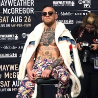 Selain setelan, yang juga jadi favorit Conor McGregor adalah berbagai busana dari merek Gucci. Seperti di foto ini, dia memakai mantel bulu dari Gucci dan celana floral David August. Foto: Dok. Instagram @thenotoriousmma