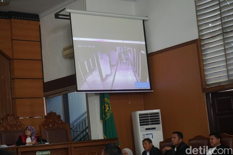 Jaksa Putar CCTV Saat Ratna Sarumpaet Selesai Operasi Plastik di RS Jaksa Putar CCTV Saat Ratna Sarumpaet Selesai Operasi Plastik di RS