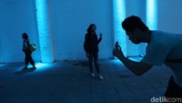 Warga yang melintas berhenti sejenak untuk foto-foto di jalur pejalan kaki tersebut.