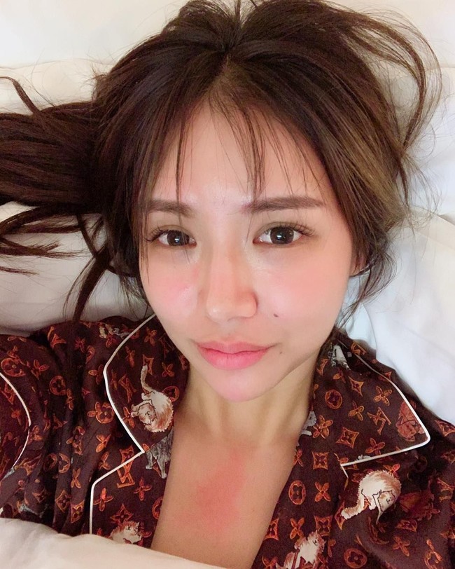 Saat tidur pun, busana dari merek high end membalut tubuh Kim Lim. Baju tidur sosialita cantik ini datang dari brand Louis Vuitton yang harganya mencapai US$ 1.870 atau sekitar Rp 26,5 juta. Foto: Dok. Instagram @kimlimhl
