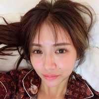 Saat tidur pun, busana dari merek high end membalut tubuh Kim Lim. Baju tidur sosialita cantik ini datang dari brand Louis Vuitton yang harganya mencapai US$ 1.870 atau sekitar Rp 26,5 juta. Foto: Dok. Instagram @kimlimhl