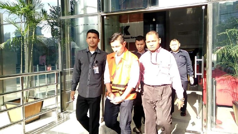 Usai Serahkan Diri, Kontraktor Tersangka Suap Krakatau Steel Ditahan KPK Usai Serahkan Diri, Kontraktor Tersangka Suap Krakatau Steel Ditahan KPK
