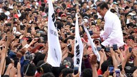 Sebagian pendukung memilih mengabadikan Jokowi dari bawah panggung menggunakan smartphone. (Istimewa).