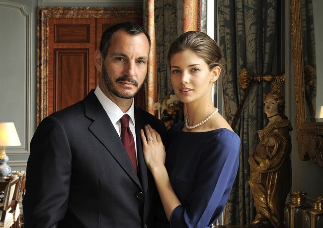 Kendra Spears, seorang model kelahiran Amerika Serikat, menikah dengan Prince Rahim Aga Khan, putra dari Prince Shah Karim Al Hussaini, Aga Khan IV dan istri pertamanya Princess Salimah Aga Khan. Pernikahan Kendra dan Rahim Aga Khan membuatnya mendapatkan gelar sebagai Princess Salwa Aga Khan. Foto: Gary Otte/ Getty Images
