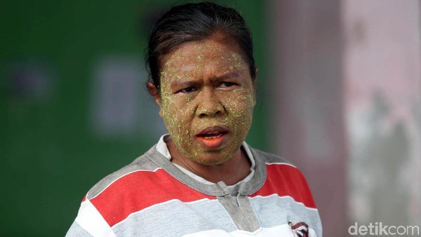Bada Dingin Andalan Perempuan Kayoa Tangkal Sinar Matahari