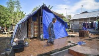 Ratusan korban gempa yang rumahnya roboh dan sudah delapan bulan tinggal di tenda di daerah tersebut berharap segera mendapatkan bantuan pembangunan rumah sesuai dengan yang dijanjikan pemerintah.ANTARA FOTO/Ahmad Subaidi.