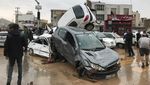Banjir Iran Tewaskan 19 Orang, Mobil-mobil Bertumpuk