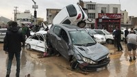 Kantor berita ISNA menyebut banjir yang cukup tinggi telah merendam ribuan rumah warga di Shiraz dan beberapa kota lainnya. Pemandangan mobil-mobil yang terseret arus banjir banyak terjadi di Shiraz. Foto: AMIN BERENJKAR/MEHR NEWS/AFP