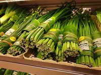 Keren! Supermarket Ini Pakai Daun Pisang Untuk Pengganti Plastik