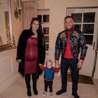 Berpose bersama anak dan istrinya, Conor McGregor memakai jaket Gucci seharga Rp 10 jutaan.Foto: Dok. Instagram @thenotoriousmma