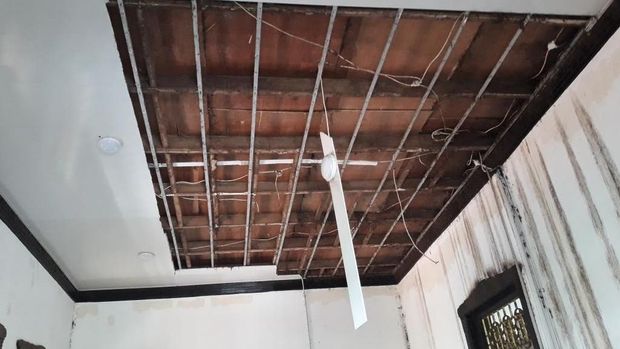 Plafon atap bangunan ambrol akibat kampret.