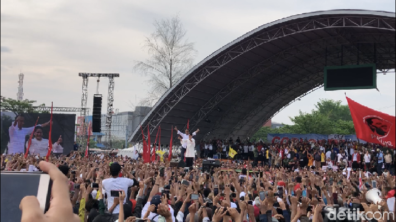 Jokowi Beri Hadiah Bangun Roro dan Kereta ke Warga Dumai Jokowi Beri Hadiah Bangun Roro dan Kereta ke Warga Dumai