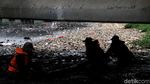Aksi Petugas UPK Badan Air Mandi Lumpur Bersihkan Sampah