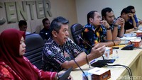 Diskusi itu dihadiri oleh Direktur Eksekutif Perludem Titi Anggraini (kiri), Sekjen KIPP Kaka Suminta (kedua kiri), anggota BAwaslu Afifuddin (ketiga kiri) dan Direktur Netgrit Sigit Pamungkas (ketiga kanan).