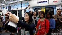Sejumlah warga nampak berfoto bersama saat menjajal MRT dari Stasiun Bundaran HI.