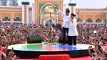 Momen Jokowi-Iriana Foto Bersama Pendukung di Kampanye Terbuka