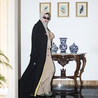 Agar tak terlihat berlebihan dan tetap sopan, ia memadukan sneakers hijau dengan gamis bernuansa beige. Foto: Instagram