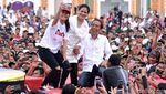 Momen Jokowi-Iriana Foto Bersama Pendukung di Kampanye Terbuka