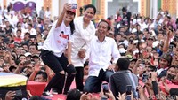 Ada juga pendukung yang naik ke atas panggung untuk foto bersama Jokowi dan Iriana. (Istimewa).