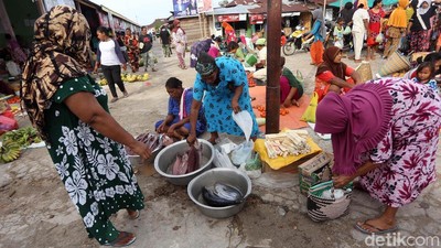 Menengok Sibuknya Pasar Kayoa di Halmahera Selatan