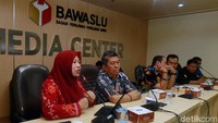 Direktur Eksekutif Perludem Titi Anggraini memaparkan pandangannya terkait penyelenggaraan Pemilu yang berintegritas dalam diskusi Pemantauan dan Upaya Membangun Integritas Pemilu di kantor Bawaslu, Jakarta.