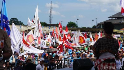 Saat Bendera Garbi dan PKS Berdampingan di Kampanye Prabowo