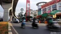 Sebaliknya, Toko yang berada cukup jauh dari stasiun merasa tak bertambah pembeli, proyek yang membuat kemacetan kala itu menjadi faktor utamanya.