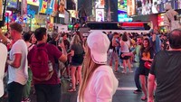 Saat berada di Times Square, New York. (kisa_awn/Instagram)