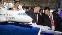 Dalam pameran tersebut PT Dirgantara Indonesia memperkenalkan produk terbaru berupa pesawat CN235-220 varian bersenjata atau Gunship sebagai pesawat dukungan tembakan dari udara untuk pasukan darat (CAS), CSAR (combat SAR), pengawasan laut, dan patroli wilayah perbatasan. ANTARA FOTO/M Agung Rajasa.