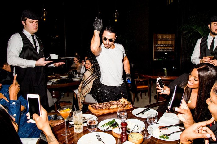 Perusahaan Restorannya Terlilit Hutang, Salt Bae Malah Beli Hotel Mewah