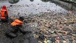 Aksi Petugas UPK Badan Air Mandi Lumpur Bersihkan Sampah