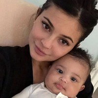 Sambil menggendong putrinya Stormi, Kylie Jenner kembali tampil natural tanpa makeup. Wajahnya tetap terlihat segar dan cantik. Foto: Instagram