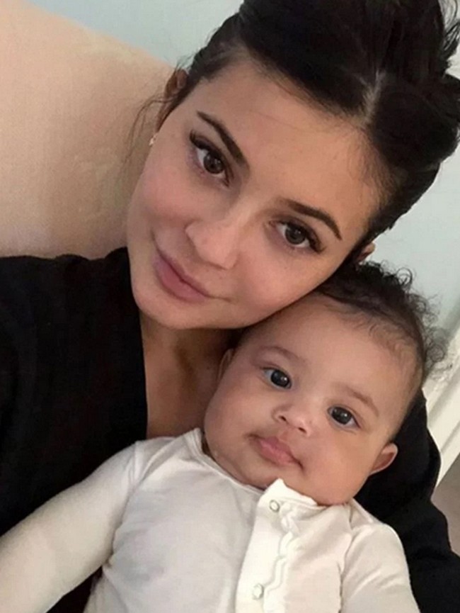 Sambil menggendong putrinya Stormi, Kylie Jenner kembali tampil natural tanpa makeup. Wajahnya tetap terlihat segar dan cantik. Foto: Instagram