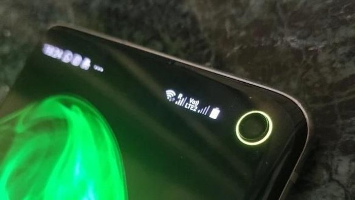Punch hole pada Galaxy S10 dan S10e bisa menjadi indikator baterai berwarna. Foto: Istimewa Punch hole pada Galaxy S10 dan S10e bisa menjadi indikator baterai berwarna. Foto: Istimewa