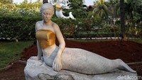 Patung yang dipasangi kemben itu berada di Resort Putri Duyung, Ancol.