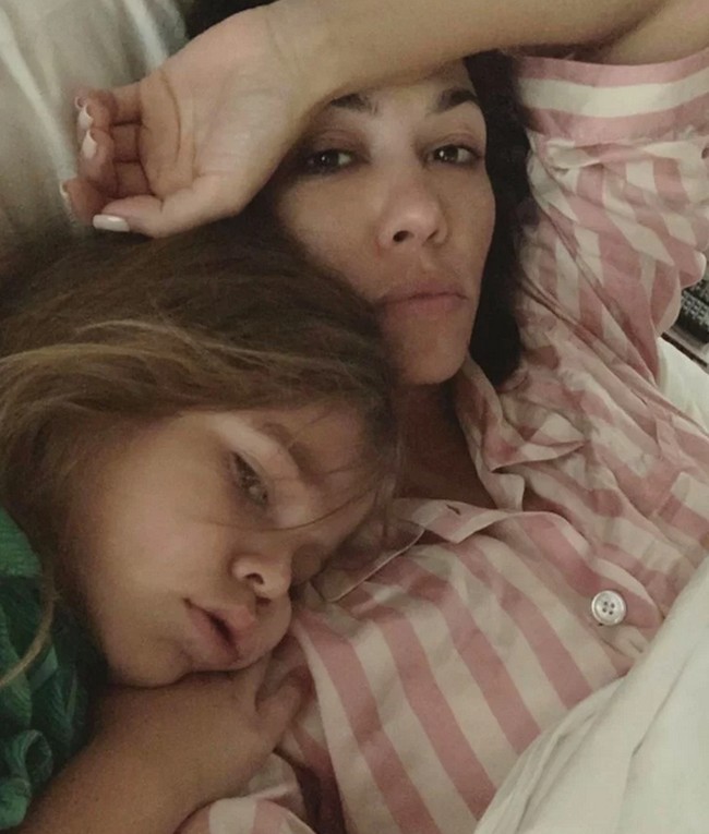 Lagi, Kourtney Kardashian memamerkan wajah polosnya tanpa makeup. Kali ini saat ia bermanja-manja dengan anaknya di tempat tidur. Foto: Instagram