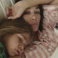 Lagi, Kourtney Kardashian memamerkan wajah polosnya tanpa makeup. Kali ini saat ia bermanja-manja dengan anaknya di tempat tidur. Foto: Instagram