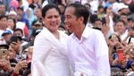 Momen Jokowi-Iriana Foto Bersama Pendukung di Kampanye Terbuka