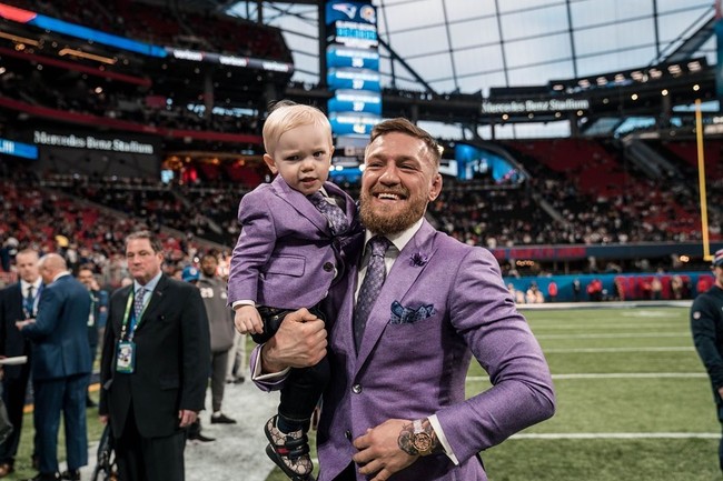 Setelan menjadi sahabat baik Conor McGregor. Pilihannya pun tak biasa. Entah itu, warna cerah, motif geometris atau floral sukses membuat penampilannya tampil mencuri atensi. Salah satu koleksi setelan Conor McGregor dari desainer David August. Foto: Dok. Instagram @thenotoriousmma