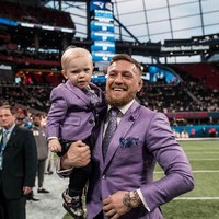 Setelan menjadi sahabat baik Conor McGregor. Pilihannya pun tak biasa. Entah itu, warna cerah, motif geometris atau floral sukses membuat penampilannya tampil mencuri atensi. Salah satu koleksi setelan Conor McGregor dari desainer David August. Foto: Dok. Instagram @thenotoriousmma