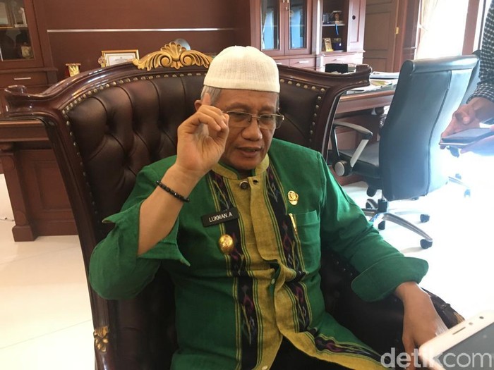 Wakil Gubernur Sultra, Lukman Abunawas saat ditemui di ruang kerjanya (Siti-detikcom)