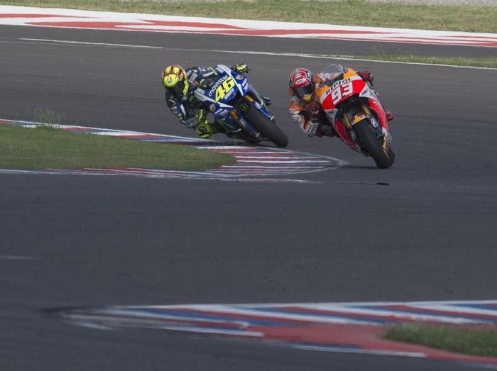 Valentino Rossi saat mencoba mengejar Marc Marquez. (Foto: Mirco Lazzari gp/Getty Images) Valentino Rossi saat mencoba mengejar Marc Marquez. (Foto: Mirco Lazzari gp/Getty Images)
