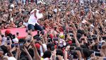 Momen Jokowi-Iriana Foto Bersama Pendukung di Kampanye Terbuka