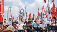 Massa sudah berdatangan ke area Stadion Kompyang Sujana, Denpasar, Bali. sejak pukul 09.00 Wita. Tak hanya simpatisan dari partai ada juga simpatisan ormas dari Gerakan Arah Indonesia Baru (GARBI). 